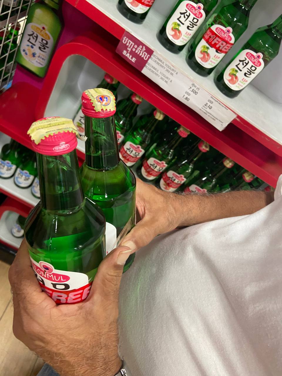Da Houg Heng Enterprise promotes Seonmul wine at AEON 1